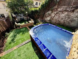 Bazén v ubytování casa en Masnou junto a playa y tren nebo v jeho okolí