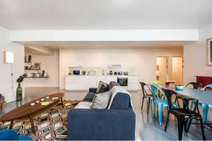 Posedenie v ubytovaní Modern and huge 3BD for 10 guests in Le Marais!