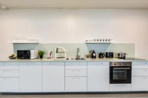 Kuchyňa alebo kuchynka v ubytovaní Modern and huge 3BD for 10 guests in Le Marais!