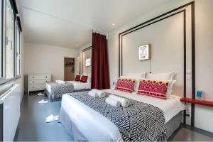 Posteľ alebo postele v izbe v ubytovaní Modern and huge 3BD for 10 guests in Le Marais!
