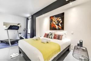 Posteľ alebo postele v izbe v ubytovaní Modern and huge 3BD for 10 guests in Le Marais!