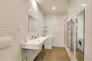 Kúpeľňa v ubytovaní Modern and huge 3BD for 10 guests in Le Marais! + 12 fotografií