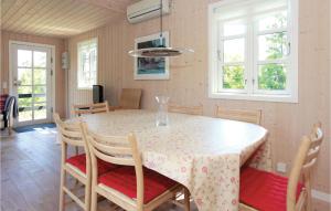 Klintにある1 Bedroom Gorgeous Home In Nykbing Sjのキッチン、ダイニングルーム(テーブル、椅子付)