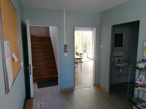 TréffiagatにあるBigouden Backpackerの階段、洗面台、ドア付きの廊下