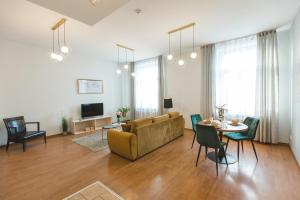 una sala de estar con un sofá y una mesa en Bearsleys Downtown Apartments, en Riga