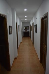 einen Flur mit vielen Türen und Fliesenboden in der Unterkunft Casa Tita Carmen in Córdoba