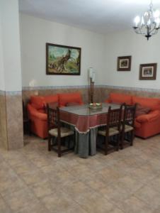 ein Wohnzimmer mit einem Tisch, Stühlen und einem Sofa in der Unterkunft Casa Tita Carmen in Córdoba