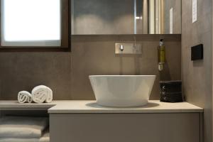 - un bol blanc sur un comptoir dans la salle de bains dans l'établissement Hotel Margherita, à Livigno