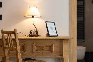 un bureau avec une lampe et une photo sur celle-ci dans l'établissement Hotel Margherita, à Livigno