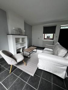een woonkamer met een bank en een tafel bij Au coron des Anges ( Havré ) in Bergen