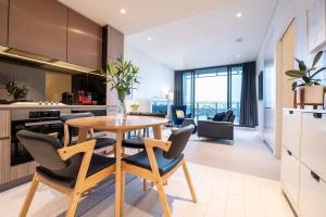 - une cuisine et une salle à manger avec une table et des chaises dans l'établissement Contemporary 2-Bed Apartment Minutes to City, à Sydney