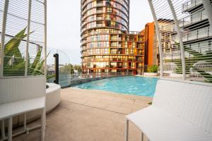 a balcony with a swimming pool and a building at Contemporary 2-Bed Apartment Minutes to City in Sydney