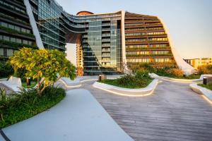 um grande edifício com uma passagem em frente em Contemporary 2-Bed Apartment Minutes to City em Sydney