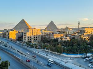 una ciudad con las pirámides en el fondo en Royal Crown Hotel Giza Pyramids View, en El Cairo