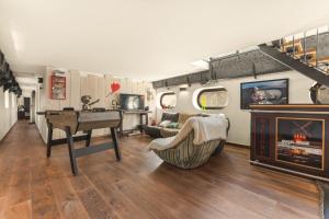 a living room with a pool table and a couch at Péniche in Issy-les-Moulineaux