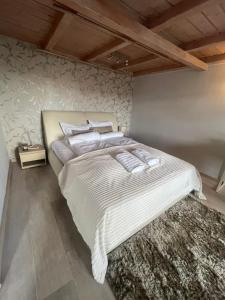 En eller flere senge i et værelse på DULA Downtown