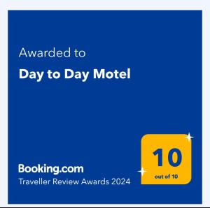 um sinal amarelo que diz motel dia a dia em Day to Day Motel em Borlänge
