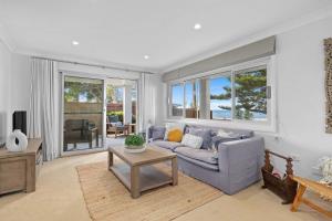 A seating area at Elegant 4-Bed home with private steps to beach