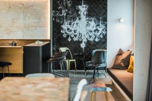 een woonkamer met een bank en een aantal stoelen bij Charmante Wohnung für 2 Personen in Zentrumsnähe x moderne Coworking-Arbeitsplätze und Besprechungsräume im Haus in Innsbruck