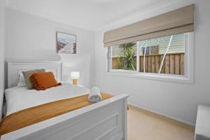 A bed or beds in a room at Elegant 4-Bed home with private steps to beach