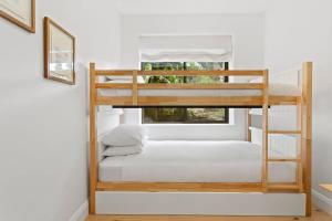a bunk bed in a room with a bunk bedouble at Boutique 2-Bed with Stunning Sydney Harbour Views in Sydney