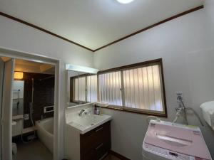 W łazience znajduje się umywalka i wanna. w obiekcie H&H - Vacation STAY 14242 w mieście Kitakyushu