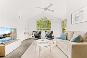 uma sala de estar com um sofá e uma mesa em Pristine 2-Bed Near Marrickville Village em Sydney