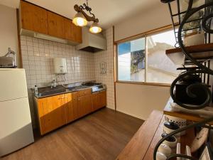 een keuken met een wastafel, een koelkast en een raam bij H&H - Vacation STAY 14242 in Kitakyushu