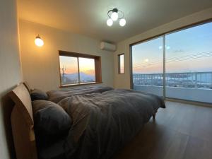 北九州市にあるH&H - Vacation STAY 14242のベッドルーム1室(ベッド1台、大きな窓付)