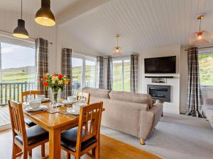 波特里的住宿－2 Bed in Isle of Skye 75068，客厅配有桌子和沙发