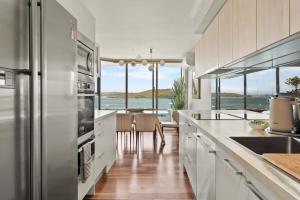 Fotografia z galérie ubytovania Elegant 2-Bed Unit with Expansive Harbour Views v destinácii Sydney