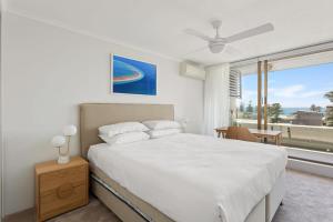 una camera con un grande letto e una grande finestra di Elegant 2-Bed Unit with Expansive Harbour Views a Sydney