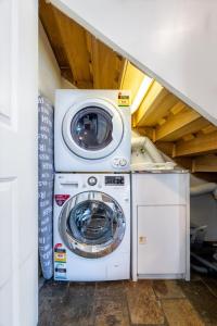 uma máquina de lavar e secar num quarto em Charming 2-Bed Home Near Enmore Theatre em Sydney