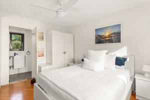 Una cama o camas en una habitación de Cosy 1-Bed Apartment Near Coogee Beach