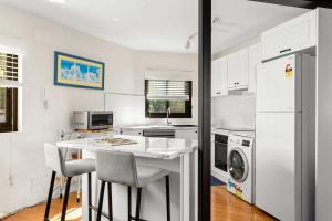 Una cocina o kitchenette en Cosy 1-Bed Apartment Near Coogee Beach
