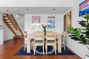 comedor con mesa y sillas en Stunning double-story waterfront retreat, en Sídney
