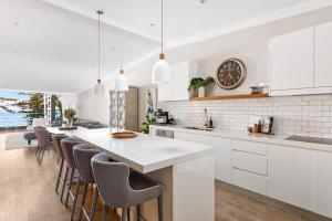 Kjøkken eller kjøkkenkrok på Glorious Beachfront 3-Bed with Breathtaking Views