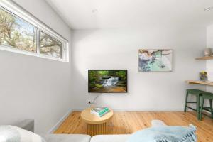 uma sala de estar com um sofá e uma mesa em Modern 1-Bed Pad Minutes Away from Coogee Beach em Sidney
