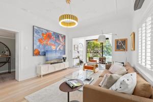 - un salon avec un canapé et une table dans l'établissement Superb 2-Bed Apartment Facing Rose Bay Marina, à Sydney