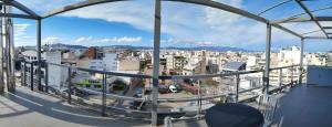 d'un balcon avec vue sur la ville. dans l'établissement Kerameikos Spacious Loft, à Athènes