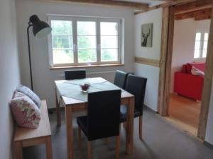 a dining room with a table and chairs at Fewo Titisee im Kaspershäusle in Altglashütte