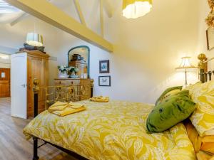 a bedroom with a bed with a yellow comforter at 1 Bed in Pershore 87365 