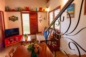 sala de estar con mesa y TV en Vila Feliz - Chalés completos - ideal para famílias en Serra de São Bento