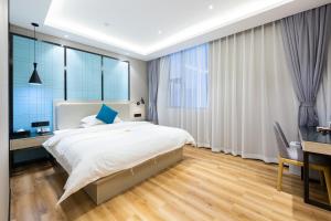 Postelja oz. postelje v sobi nastanitve Warm Yes Business Hotel -Free shuttle bus during the Canton Fair