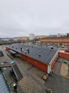 uma vista superior de um edifício com um telhado de metal em Premium Avkoppling Tre Rum av Perfektion em Gotemburgo