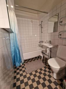 uma casa de banho com uma banheira, um WC e um lavatório. em Premium Avkoppling Tre Rum av Perfektion em Gotemburgo