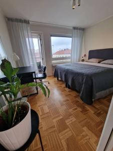 um quarto com uma cama e um vaso de plantas em Premium Avkoppling Tre Rum av Perfektion em Gotemburgo