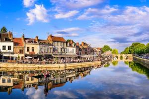 Blick auf einen Fluss in einer Stadt mit einer Brücke in der Unterkunft le st roch* nouveau T2 *proche centre-ville* in Amiens