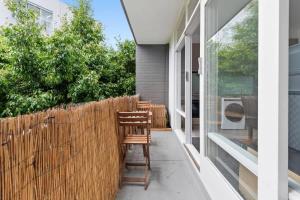 Uma varanda ou terraço em Contemporary 1-Bed Apartment Moments from MCG DUPLICATE