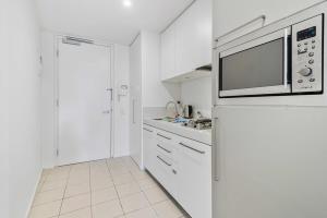 Cucina o angolo cottura di Cosy 1-Bed Studio Apartment with City Views